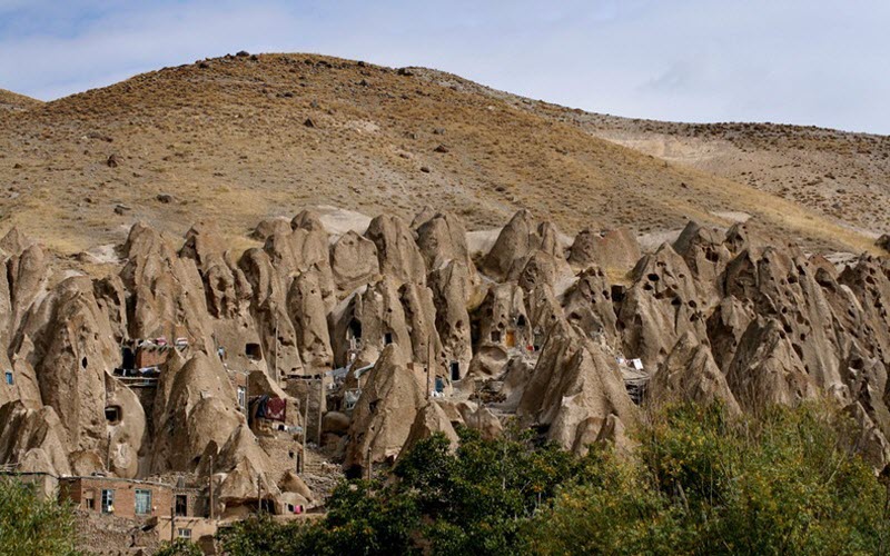 كاندوفان قرية إيرانية محفورة داخل الصخور
