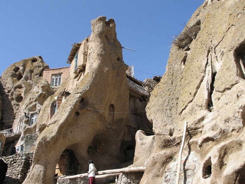 كاندوفان قرية إيرانية محفورة داخل الصخور9